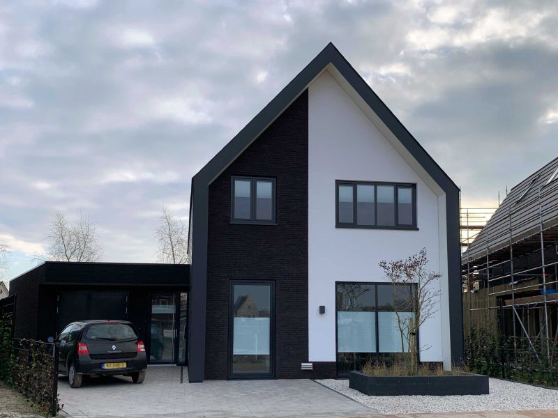 Studio voor Bouwkunst - Moderne strakke huiselijke woning in wit stuc zwarte steen eternit pannen - Harderweide, Harderwijk
