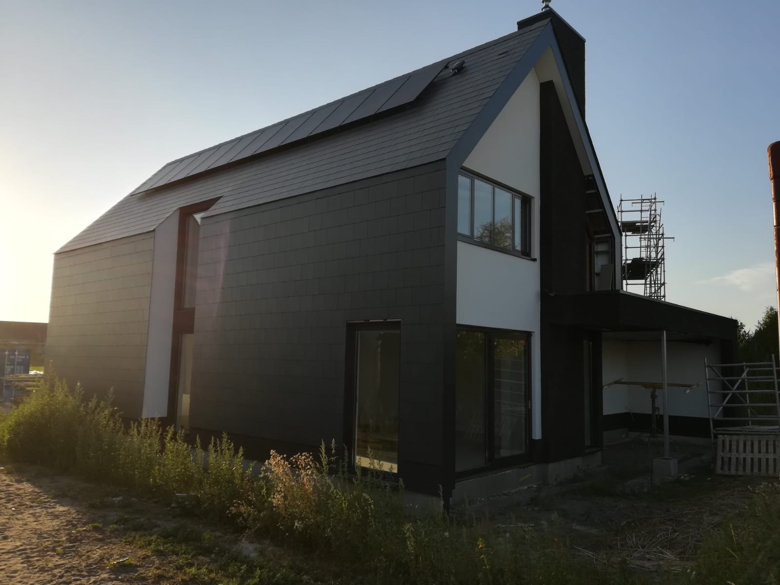 Studio voor Bouwkunst - Moderne strakke huiselijke woning in wit stuc zwarte steen eternit pannen - Harderweide, Harderwijk