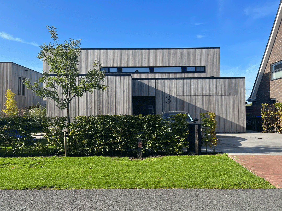 Studio voor Bouwkunst - Moderne minimalistische kubus woning in houten gevelbekleding aluminium kaders - Meerstad, Groningen