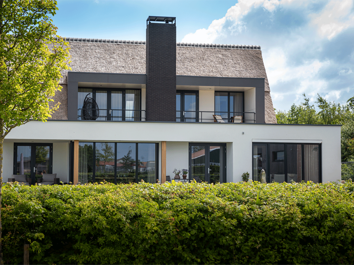 Studio voor Bouwkunst - moderne villa, rietgedekt met stuc, steen en veel glas - Dronten