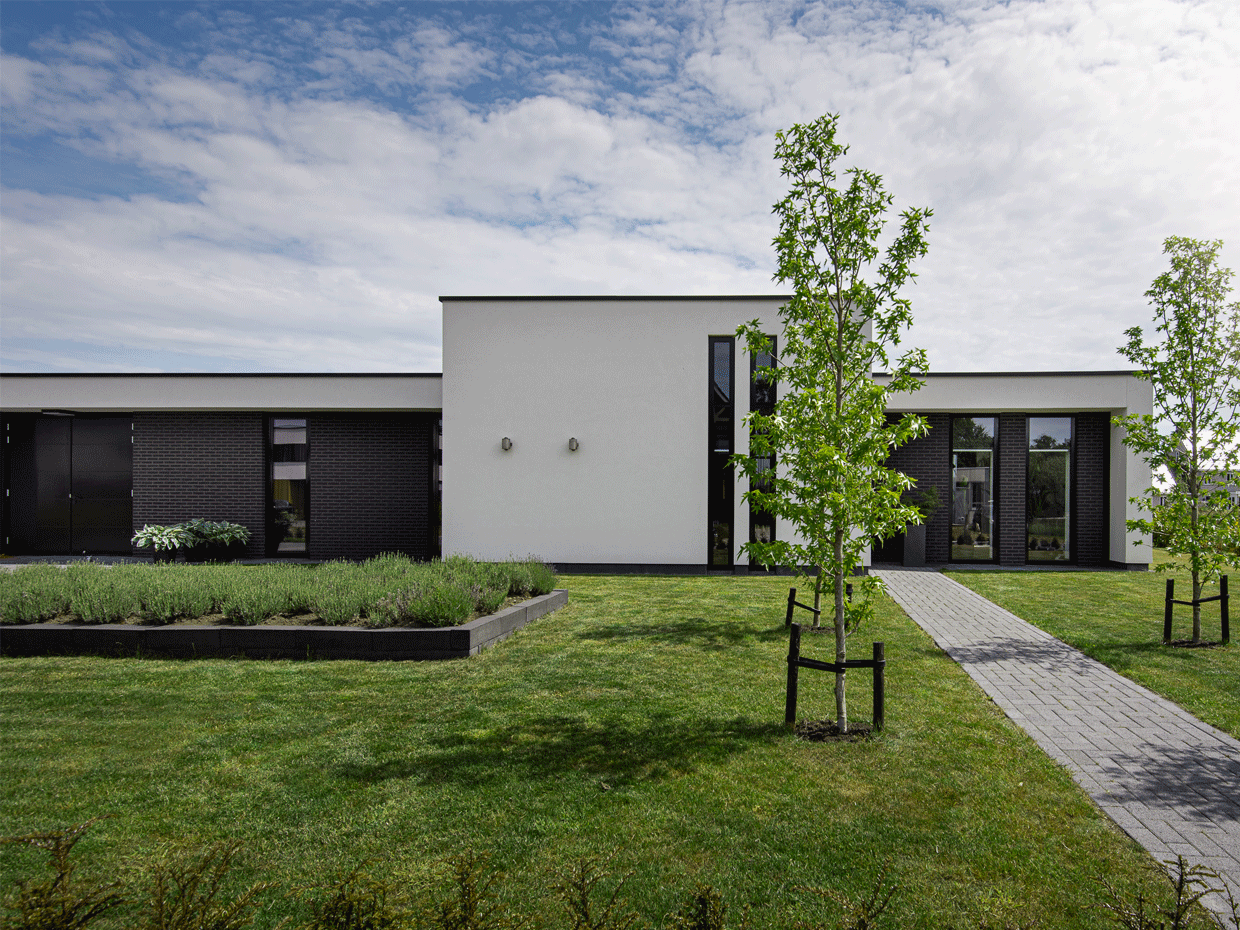 Studio voor Bouwkunst - moderne bungalow met hoogteaccent in kaders en overstekken in stucwerk en donkere baksteen - Eilanden, Oostindie, Leek