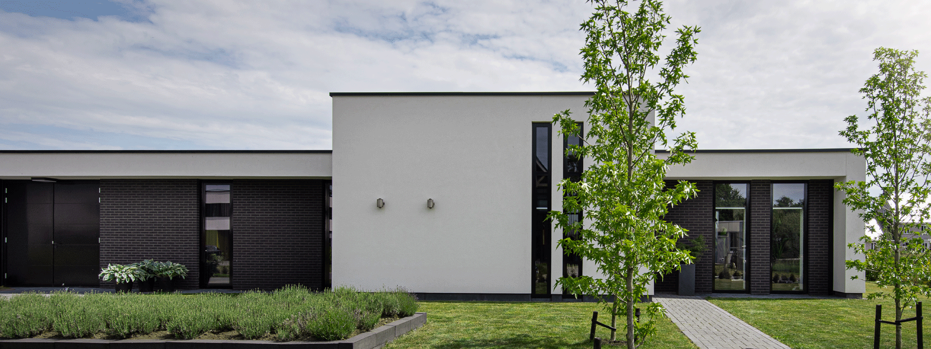 Studio voor Bouwkunst - moderne bungalow met hoogteaccent in kaders en overstekken in stucwerk en donkere baksteen - Eilanden, Oostindie, Leek