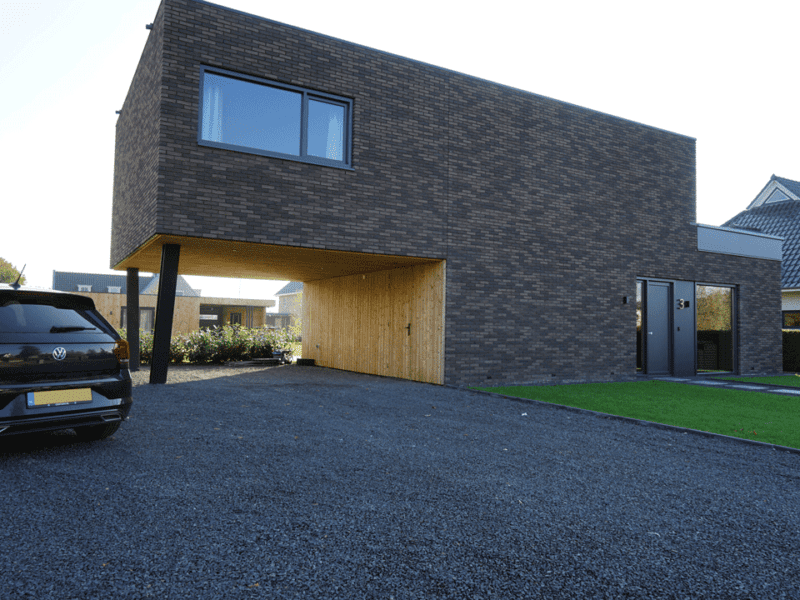 Studio voor Bouwkunst - moderne kubistische woning in steen en houten gevel - Oostindie, Leek